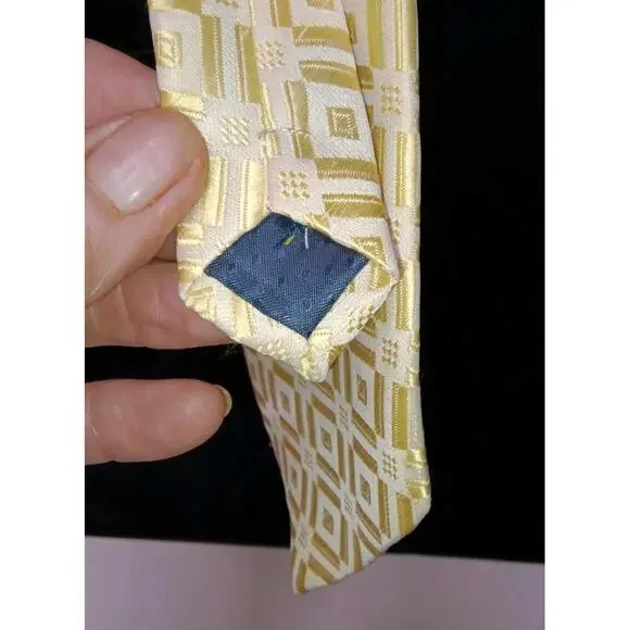 Giorgio Armani Men Tie Gray Geometric Pattern Squares Silk Made in Italy Jaquard